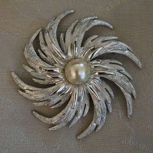 Vintage 1960s Sarah Coventry Pearl Brooch